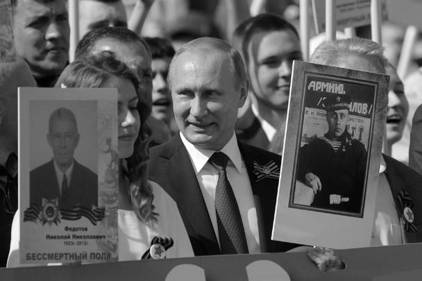 В шествии «Бессмертного полка» в Москве принял участие президент России Владимир Путин. Он нес в руках фотографию своего отца, как и в прошлом году
