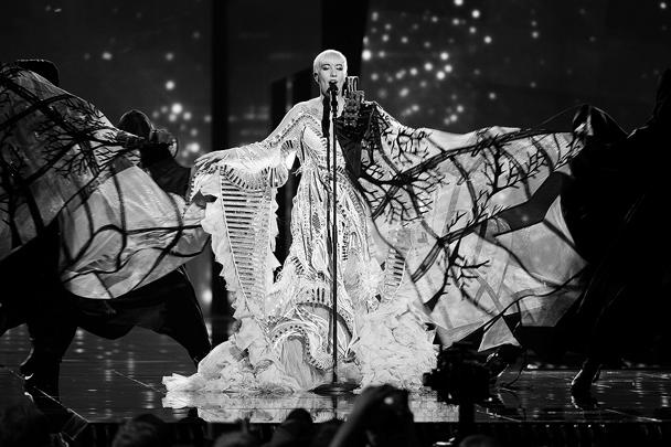 Представительница Хорватии Нина Кралич во время выступления в финале 61-го международного конкурса песни «Евровидение-2016»<br />
