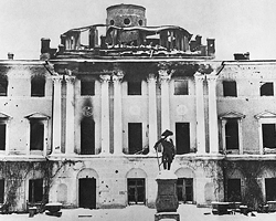 Зима 1944 года. Павловск стерт, сметен войной, неотличим от общего угнетенного пейзажа (фото: Фотохроника ТАСС)