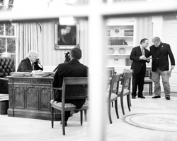 Президент США Д. Трамп проводит телефонный разговор с Ангелой Мерекель (фото: Andrew Harnik/AP./ТАСС)