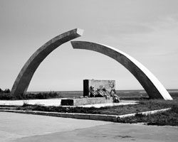 Эта ужасающая в своей безликости бетонная арка ничем не напоминает о войне, России и Ленинграде (фото: В. Барановский/РИА Новости)