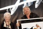 Президент Virgin Galactic Ричард Брэнсон и его мама на презентации корабля SpaceShipTwo
