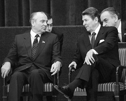 Михаил Горбачев и Рональд Рейган в ноябре 1985-го в Женеве (фото: Юрий Лизунов, Валерий Христофоров/ТАСС)