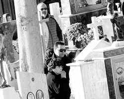 Жена и сын Сальваторе Риина на его похоронах (фото: Guglielmo Mangiapane/Reuters)