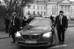 Польский президент выбирает немецкое качество. На снимке – BMW 750Li xDrive, на котором ездит Анджей Дуда. С предыдущим BMW президента Дуды в 2016 году случилась неприятность – когда глава государства возвращался с отдыха в Татрах, у лимузина лопнула задняя шина, и водителю пришлось свернуть в кювет. После ДТП президентский гараж провел тендер на новую машину (в частности, рассматривался вариант Audi A8 Quattro), но Дуда решил не изменять баварскому автопроизводителю  (фото: Mateusz Wlodarczyk/Zuma/Global Look Press)