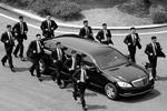 На судьбоносную встречу лидеров Севера и Юга Кореи южнокорейский президент Мун Чжэ Ин прибыл на Mercedes-Maybach S600. На таком же «Майбахе» приехал и вождь КНДР Ким Чен Ын. Но аметим, что на своей инаугурации Мун Чжэ Ин проявил больший автомобильный патриотизм – для этого повода он выбрал Hyundai Equus

  (фото: Inter-Korean Summit Press Corps/AFLO/Global Look Press)