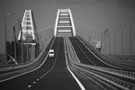 Конструкция моста держится на 595 опорах, две самые мощные установлены на фарватерах и обеспечивают судоходный коридор  (фото: Григорий Сысоев/РИА «Новости»)