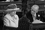 Если появление на свадьбе королевы Елизаветы II никем не ставилось под сомнение, то присутствие принца Филиппа оставалось под вопросом до последнего момента, так как недавно он перенес операцию на бедре  (фото: Jonathan Brady/Pool/Reuters)