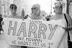 Среди простых британцев находились шутники. Эти три женщины уверены, что, встреть их Гарри до знакомства с Меган, он вряд ли женился бы на американской актрисе   (фото: Gustavo Valiente/Zuma/Global Look Press)
