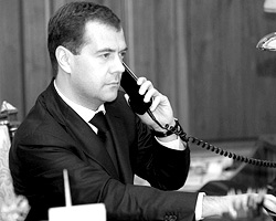 Медведев в любой момент может снять трубку телефонного аппарата на своем президентском столе – и на другом конце провода ему ответит Путин (фото: ИТАР-ТАСС)