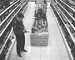 Ведь мы с вами достоверно знаем, что милиционеры убивают людей в супермаркетах (фото: РИА Новости)