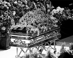 Похороны Майкла Джексона не просто постоянно откладываются – происходящее сопровождается сенсациями (фото: Reuters)