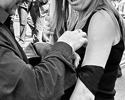 Люди с повязками – не лучший выход из этого торжества художественной практики Франца Кафки, но другого пока вообще нет (фото: ИТАР-ТАСС)