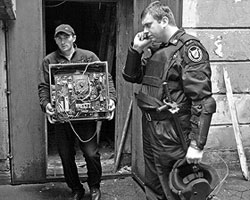 Никаких 90% выплат алиментов, как в США, у нас точно не будет, хоть попов ты с собой на рейды води, хоть ОМОН с собаками (фото: ИТАР-ТАСС)