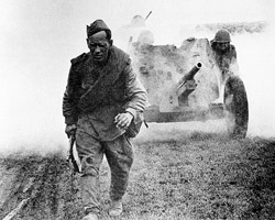 В контексте Мировой войны и политических игр подвиг солдата не становится меньше (фото: ИТАР-ТАСС)