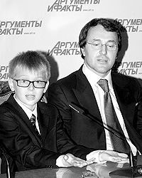 Дени с отцом, Русланом Байсаровым (фото: ИТАР-ТАСС)