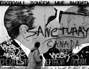«Господи, помоги мне выжить среди этой смертной любви» – самое известное граффити Берлинской стены (фото: Reuters)