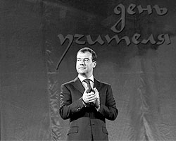 Медведев пообещал подумать о «более дробной» оценке знаний в школах