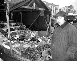 Эдик Искандеров, продавец фруктов: «Да кто нас слушать-то будет?» (Фото: Денис Нижегородцев)
