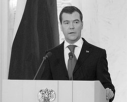 Может быть, «в голубой теории» Медведев и хотел бы провести глубокую политическую реформу (фото: ИТАР-ТАСС)