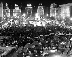 Сейчас глупо спорить о том, что стало бы с Украиной, не случись «оранжевой революции», но ее результаты ставятся под сомнение и теми, кто вышел в 2004 году на Майдан, и теми, кто тогда оказался по другую сторону баррикад (Фото: ИТАР-ТАСС)