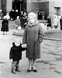 Виктор Цой с мамой, 1964г (Фото: yahha.com)