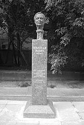 Памятник Милораду Павичу в Москве (фото: khazars.com)