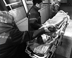 Эти возмущаются вот чем: почему именно к жертвам пожара такое внимание и участие! В Москву отправляют лечить, спецсамолетами… (фото: ИТАР-ТАСС)