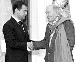 Президент России Дмитрий Медведев и поэт Андрей Вознесенский, награжденный орденом «За заслуги перед Отечеством» (фото: ИТАР-ТАСС)