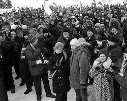 В минувшую субботу в России произошло крупное политическое событие: в городе Калининграде на митинг протеста против повышения налогов и платежей собрались около 10 тысяч человек (фото: РИА «Новости»)