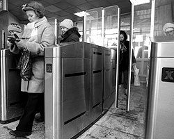 В рамках эксперимента такие турникеты уже установлены на Ленинградском вокзале Москвы (фото: РИА «Новости»)