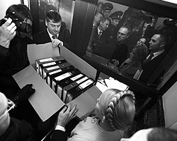 Тимошенко вновь заявила, что повторное голосование 7 февраля на выборах президента Украины было сфальсифицировано (фото: Reuters)