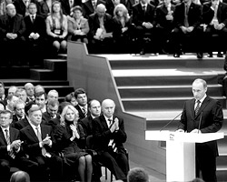 «Единая Россия» и Владимир Путин будут объектом атаки уже не по отдельности, а вместе (фото: Артем Коротаев/ВЗГЛЯД)