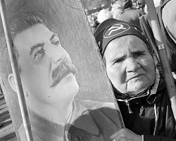 Ветеранам не плакаты нужны... Они, а не Сталин, отстояли страну (фото: ИТАР-ТАСС)
