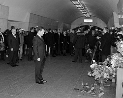 Дмитрий Медведев возложил цветы в память погибших на станции метро «Лубянка» (фото: РИА 