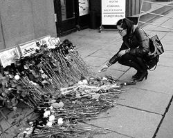 Со слезами на глазах Настя Овчинникова кладет цветы и зажигает свечу в память о жертвах теракта (фото: Мика Борман-Чинейро)