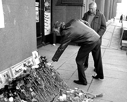 Коллеги Георгия Будникова кладут цветы к фотографии погибшего (фото: Мика Борман-Чинейро)