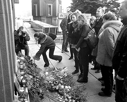 Пришедшие помянуть жертв терактов москвичи вчитываются в список погибших (фото: Мика Борман-Чинейро)