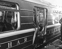 Поезд метро назывался «Красная стрела», как самый знаменитый скорый, и он, конечно же, символ связи Москвы и Питера (фото: Reuters)