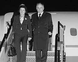 Президент Польши - Лех Качиньский и его супруга у трапа самолёта. Нажмите, чтобы увеличить. (фото: Reuters)