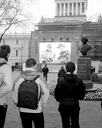 На фоне Адмиралтейства показывали легендарный черно-белый фильм Сергея Бондарчука «Судьба человека» (фото: Денис Нижегородцев/ВЗГЛЯД)