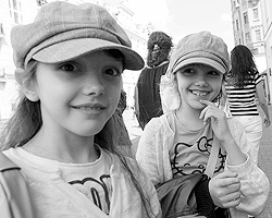 8-летние сестры-близняшки Катя и Даша Лапузины (нажмите, чтобы увеличить фото: РИА «Новости»)