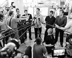 Капитан судна «Московский университет» Юрий Тульчинский даёт интервью журналистам в аэропорту Домодедово (фото: ИТАР-ТАСС)