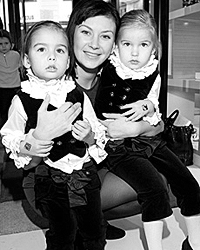  Татьяна Осипова с дочерьми Рустама Тарико Евой и Анной (фото: lofter.ru)
