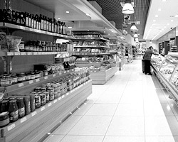 Сравните свой карман-2000 и 2010, сравните число и марки машин на улицах, ассортимент в магазинах и т.д. (фото: Александр Шапунов/ВЗГЛЯД)