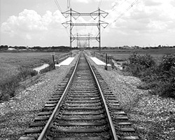 Наша колея туда не ведет, как перейти в их колею – непонятно (фото: Getty Images/Fotobank.ru)