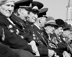  Неужели мы не можем сделать так, чтобы наши родные советские ветераны могли жить у своих детей и внуков на Родине? (фото: Артем Коротаев/ВЗГЛЯД)