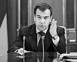 Дмитрий Медведев, заявивший о том, что спрос с чиновников вновь  будет усилен поставил себя в сложное положение (фото:  ИТАР-ТАСС)
