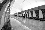 Платформенная часть станции «Марьина роща» представляет собой трехнефное сооружение со средним залом и двумя боковыми залами с посадочными платформами Платформенная часть станции «Марьина роща» представляет собой трехнефное сооружение со средним залом и двумя боковыми залами с посадочными платформами