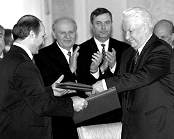 Договор о союзе России и Белоруссии был подписан Ельциным и Лукашенко 2 апреля 1996 года (фото: ИТАР-ТАСС)
